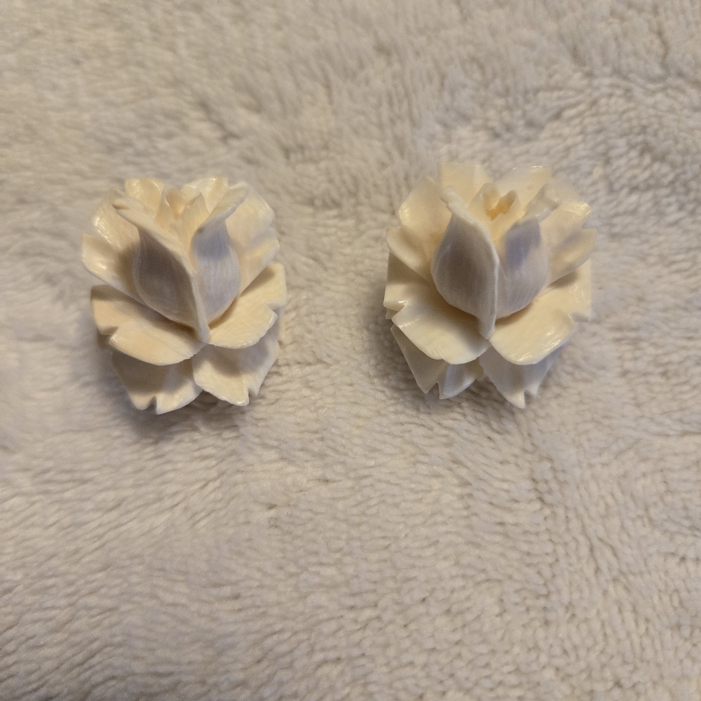 Vintage WRE Cream Carved Rose Screw Back Earrings 12K Gold Filled - Picture 2 of 7